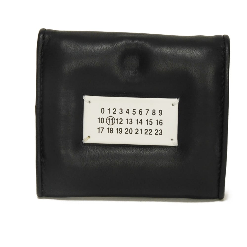 メゾンマルジェラ Maison Margiela 三つ折り財布 グラム スラム スリーフォールド ウォレット ナンバーロゴ カレンダータグ ブラック S56UI0138 P1965 T8013 メンズ レディースサイフ お札入れ エレガント 高級 上品 大人 ブランド【中古】|BRANDSHOP KRONE 店