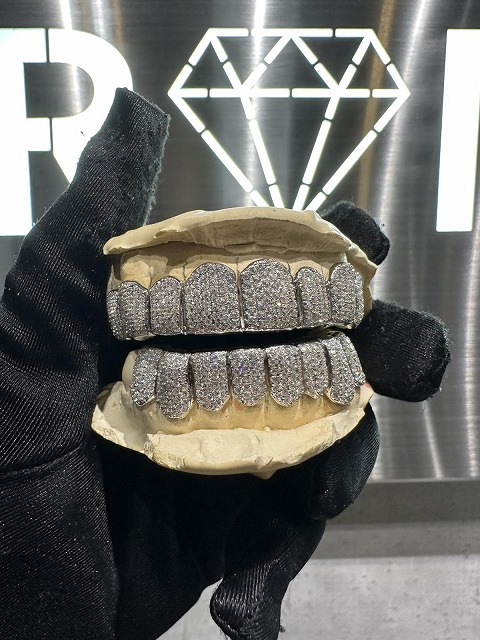 グリルズ GRILLZ 歯 モアサナイト 925Silver 8CAPS 上下仕掛ける しろがね色 ノッカー 着けてるギラギラの歯 TEETH KRONIC