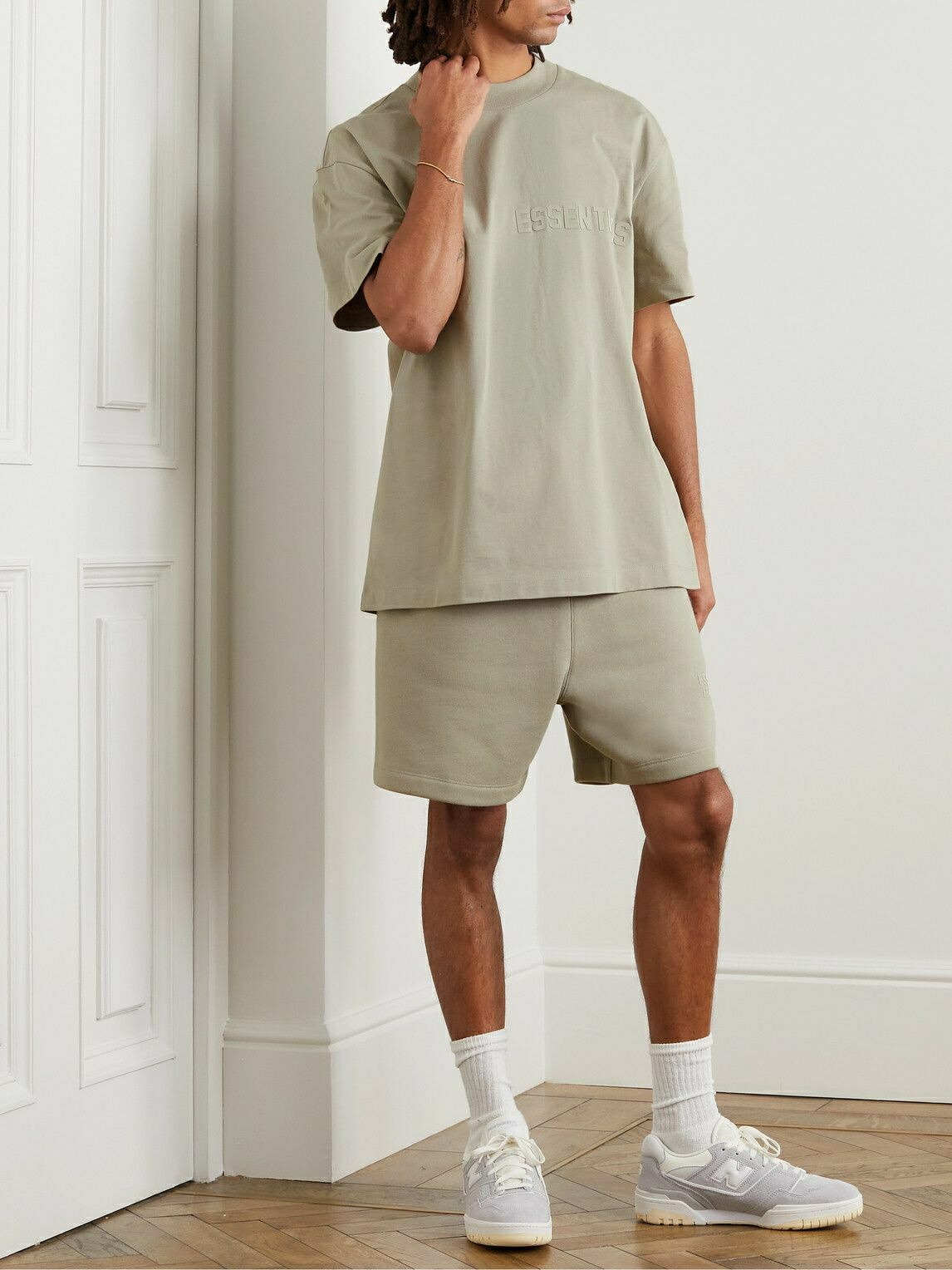 FOG ESSENTIALS ロゴ 半袖シャツ Tシャツ T-shirt 両面ロゴ メンズ レディース オーバーサイズ オフホワイト フィアオブゴッド Fear Of God　ユニセックス 春夏 夏 半袖 正規品 男女兼用 8,176円
