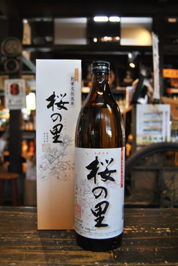 楽天市場】球磨焼酎【秋の露 樽】25度 900ml 樽貯蔵 常楽酒造 : 球磨