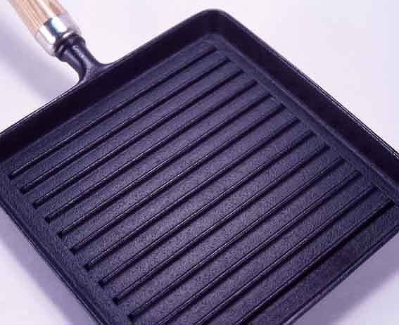 楽天市場 送料無料 南部鉄器 焼器グリルパン 木柄付 日本製 キッチン用品 調理器具 グリルパン Ih対応 Ih 魚焼きグリル グリル おすすめ 鉄 鉄分 蓋なし 四角 ロースター ガスコンロ フライパン 鉄製フライパン 南部鉄 焼く 炒める 料理 調理 酒井産業 酒井産業
