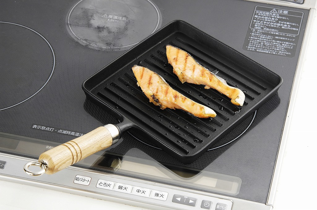 楽天市場 送料無料 南部鉄器 焼器グリルパン 木柄付 日本製 キッチン用品 調理器具 グリルパン Ih対応 Ih 魚焼きグリル グリル おすすめ 鉄 鉄分 蓋なし 四角 ロースター ガスコンロ フライパン 鉄製フライパン 南部鉄 焼く 炒める 料理 調理 酒井産業 酒井産業
