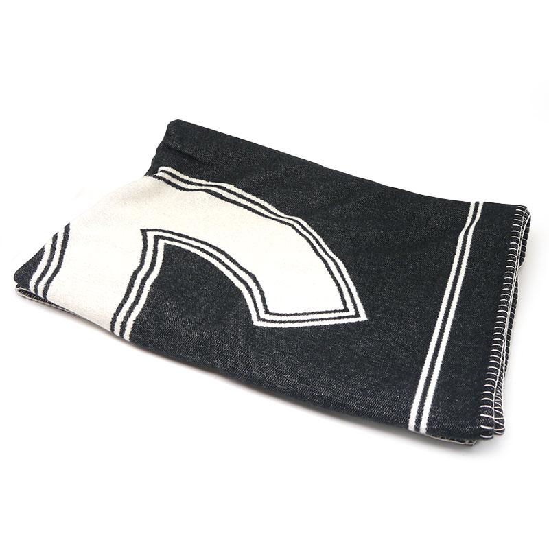 希少！本物！CHANELシャネル　大判フリース　ブランケット　ひざ掛け　ホワイト CHANEL ブランケット ひざ掛け 毛布 クリームホワイト - メルカリ