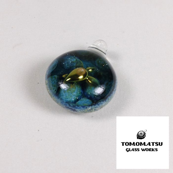 TOMOMATSU GLASS WORKS/ガラスペンダントトップ 黄金の海亀　幻想的 ハンドメイド 日本製