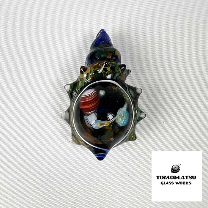 TOMOMATSU GLASS WORKS ガラスペンダントトップ 巻貝 宇宙タイプ ブルー ゴールド 流れ星 コスモ 個性的 ハンドメイド 日本製｜黒革 店