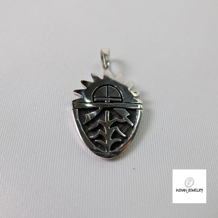 INDIAN JEWELRY/ホピ族/Willis Humeyestewa (ウィリスフメイェステワ) 作/STERLING/サンフェイス/シルバーペンダントトップ/ STERLING SV925｜黒革 店