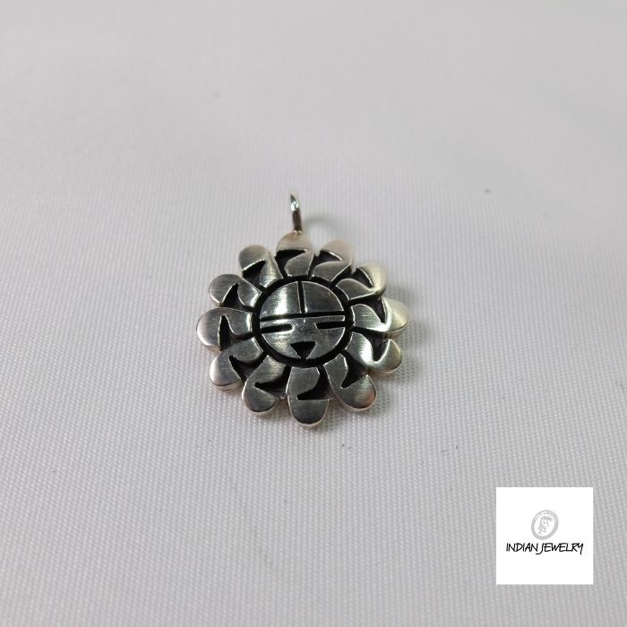 INDIAN JEWELRY/ ホピ族 Willie Archie Talaheftewa (ウィリー・アーチー・タラヘフティワ)作 STERLING SV925 シルバーアクセサリー サンフェイス｜黒革 店