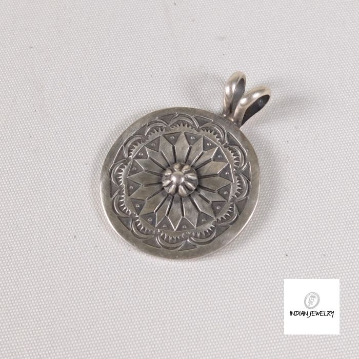 インディアンジュエリーINDIAN JEWELRY シルバー ペンダントトップ ナバホ族 Bo Reeves スタンプワーク ボーリーブス 刻印有
