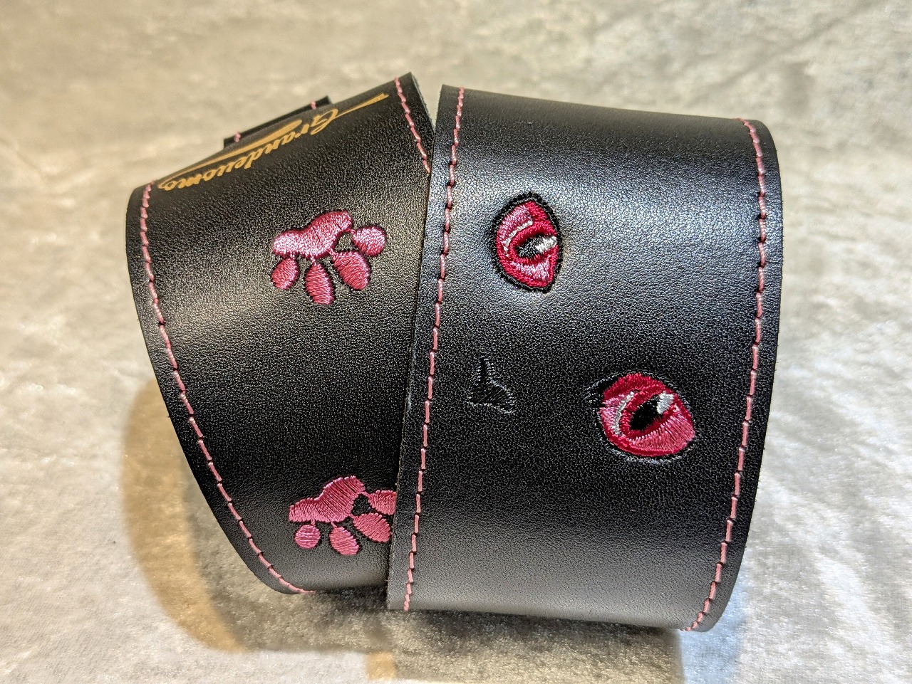 Grande uomo 【特注】黒ねこ刺繍ストラップ 足跡Verルビーカラー 【グランデウオモ】【7月誕生石】 【ピックレザーストラップ】 【横浜店アクセサリーフロア在庫品】【旧価格】