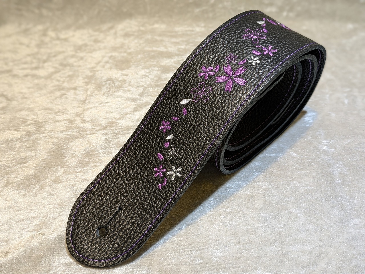 Grande uomo 紫桜刺・墸ストラップ ブラックレザー 【シュリンクイタリアンレザー×桜ストラップ！】 【横浜店アクセサリーフロア在庫品】