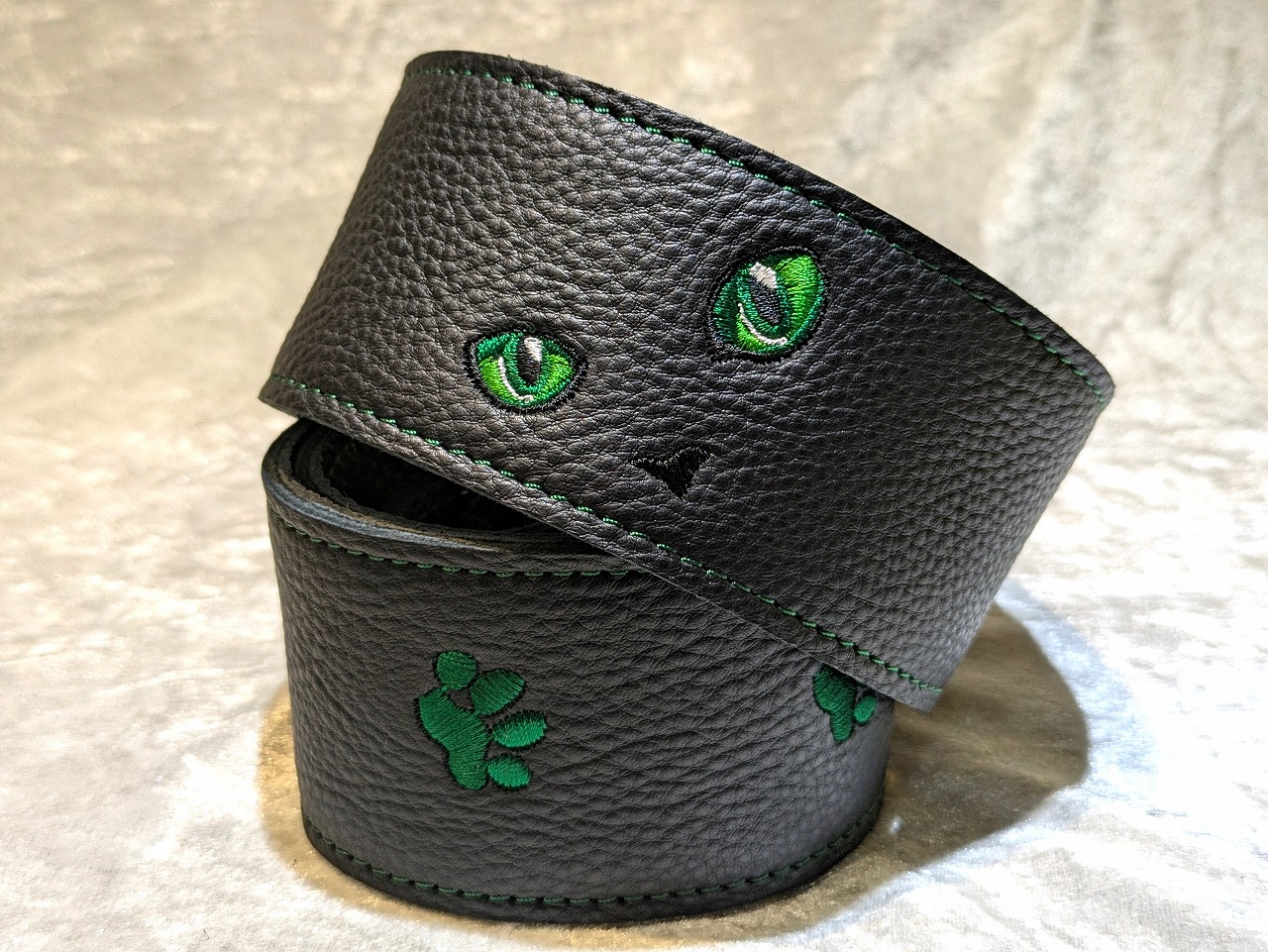 Grande uomo 【特注】黒ねこ刺繍ストラップ 足跡Verエメラルドカラー 【グランデウオモ】【5月誕生石】 【国産シュリンクレザーストラップ】 【横浜店アクセサリーフロア在庫品】【旧価格】