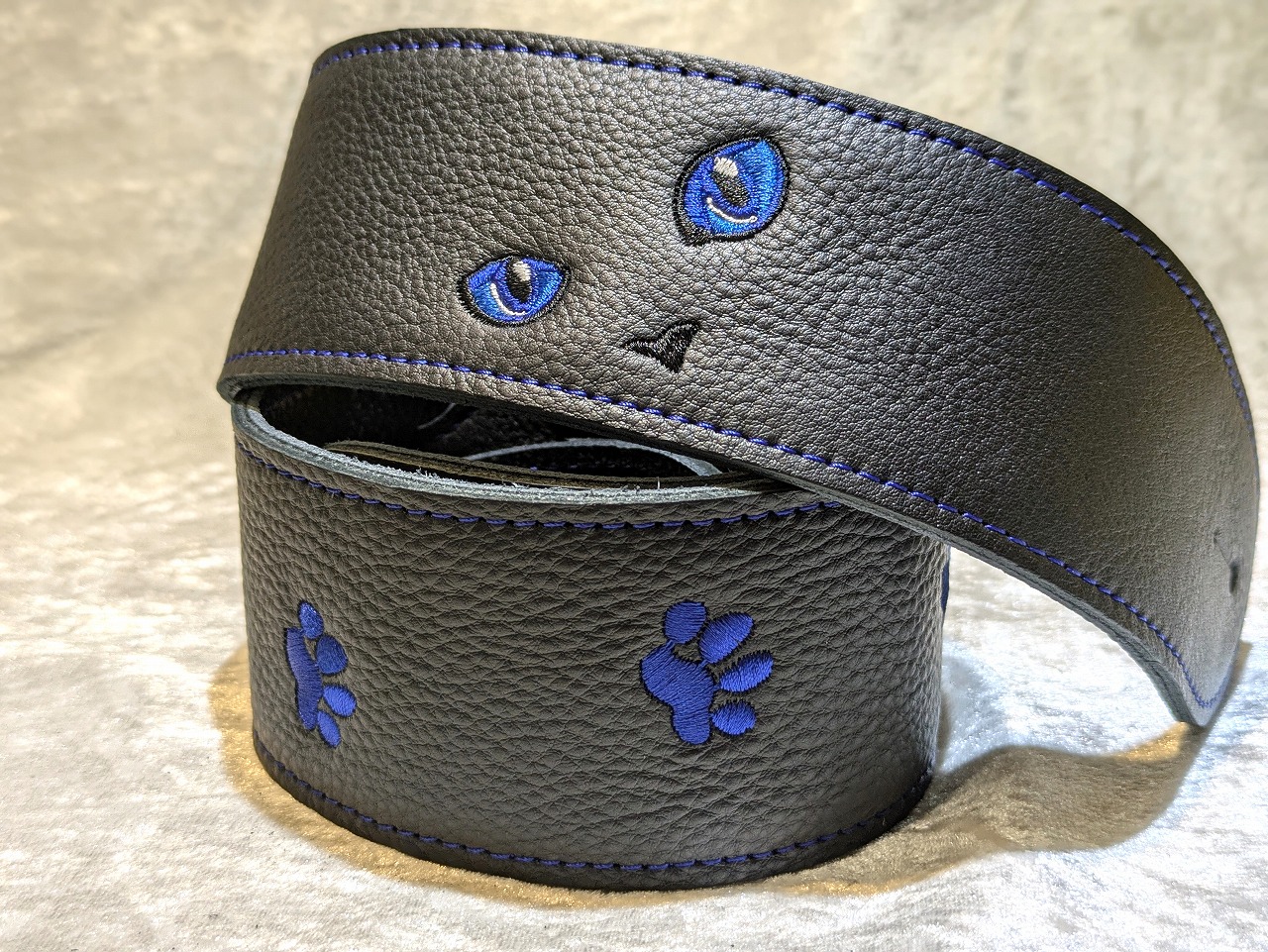 Grande uomo 【特注】黒ねこ刺繍ストラップ 足跡Verサファイアカラー 【グランデウオモ】【9月誕生石】 【国産シュリンクレザーストラップ】【横浜店アクセサリーフロア在庫品】【旧価格】