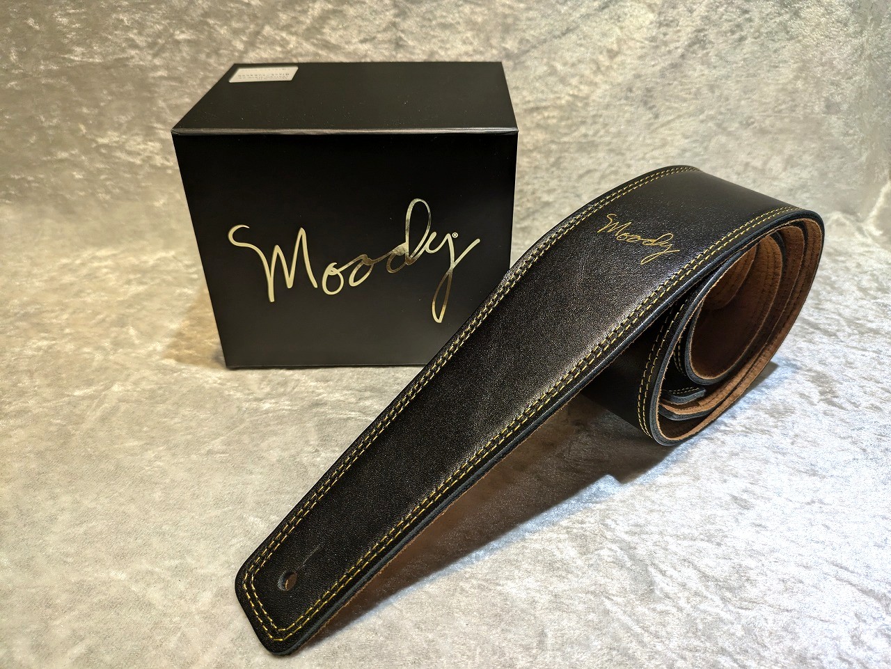 《次回入荷ご予約受付中/入荷納期約４ヶ月》MOODY STRAP 2.5" SUEDE BACKED GUITAR STRAP - BLACK/TOBACCO【ムーディーストラップ】【スエード】【最高級ハンドメイドストラップ】【横浜店アクセサリーフロア】｜クロサワ楽器65周年記念SHOP 22,968円