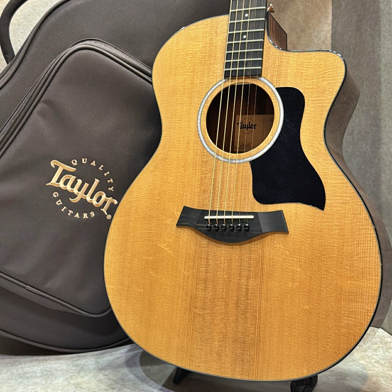 【試奏動画あり】Taylor 214ce Plus #2201105388【素直に鳴る実用性高いモデル】【送料当社負担】【池袋店在庫品】