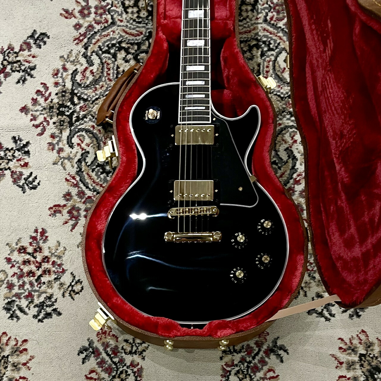 Gibson 【レザーストラッププレゼント!】 Les Paul Custom 70s Ebony Gloss (209860004) 【G-CLUB 渋谷店】｜クロサワ楽器65周年記念SHOP 237,600円
