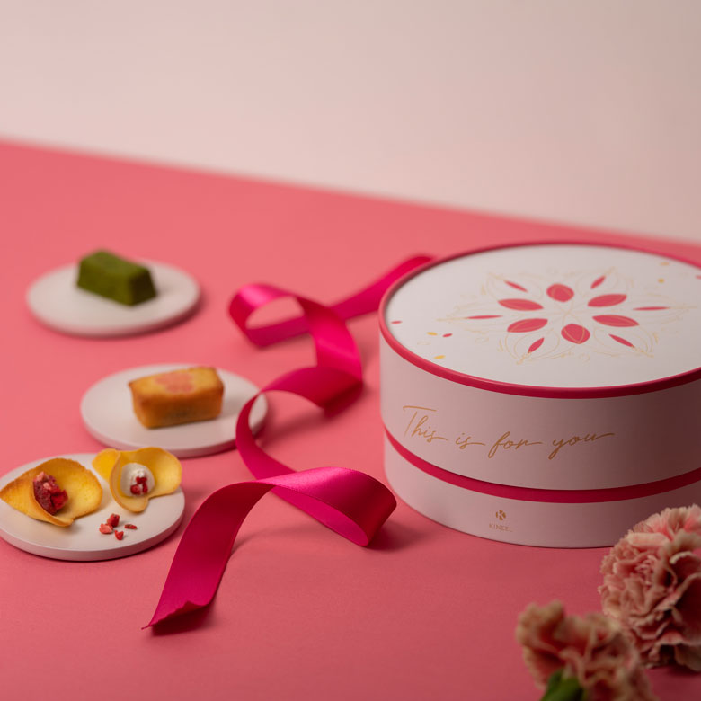 母の日に Kineel Gift Box Spring ルフル 14 Anフィナンシェ 14 キニール 京都 洋菓子 スイーツ お祝い 内祝い 引菓子 ギフト 手土産 かわいい 贈り物 プレゼント 焼き菓子 鼓月 父の日 28個の可愛いスイーツが入ったkineelのギフトボックス アーモンド 乳成分