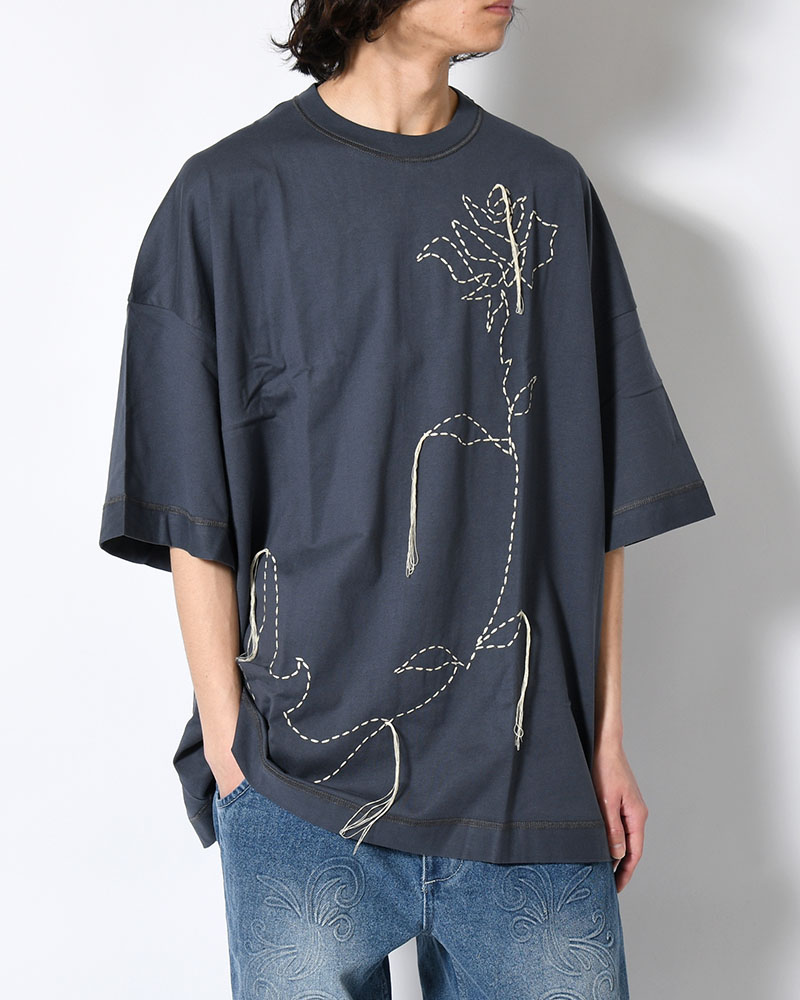 SHINYAKOZUKA シンヤコズカ グラフィックプルオーバー メンズ/レディース 半袖 トップス 刷り上げる 26春夏 THE MOONED FLOWER IS STITCHED ON YOUR BODY -SLATE-