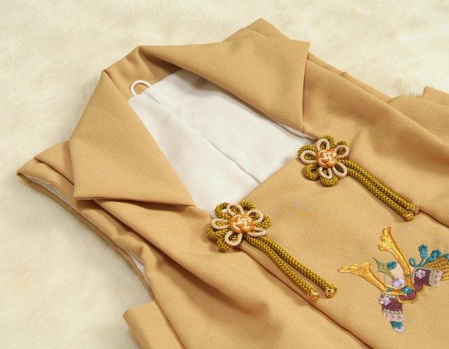 七五三 3歳 被布単品 男の子 着物 ファッションの 金駒刺繍 金茶ベージュ色 日本製 兜刺繍
