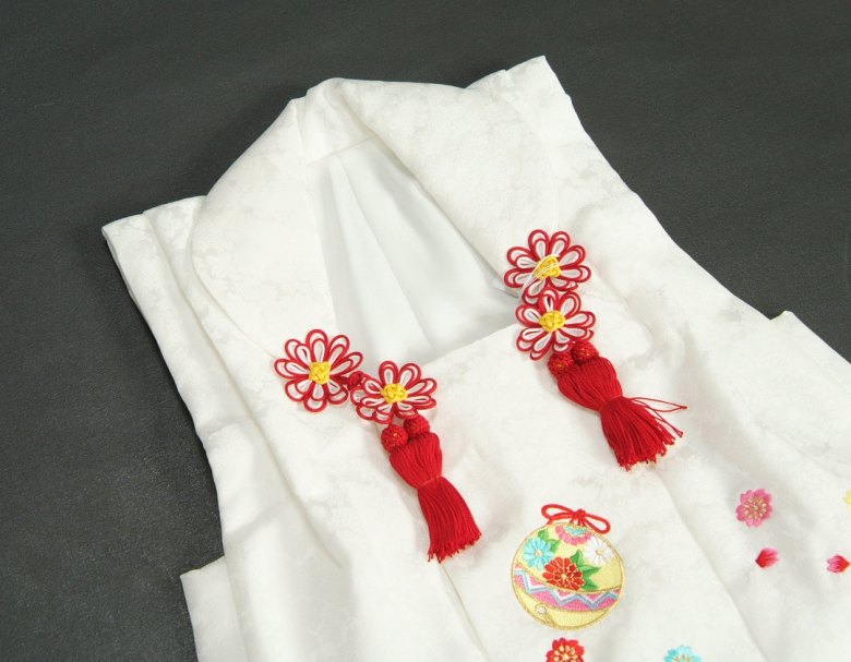 【楽天市場】七五三 正絹 被布 着物 3歳 白 刺繍鈴 桜 ひな祭り お正月 日本製：お宮参りと七五三のKYOUBI