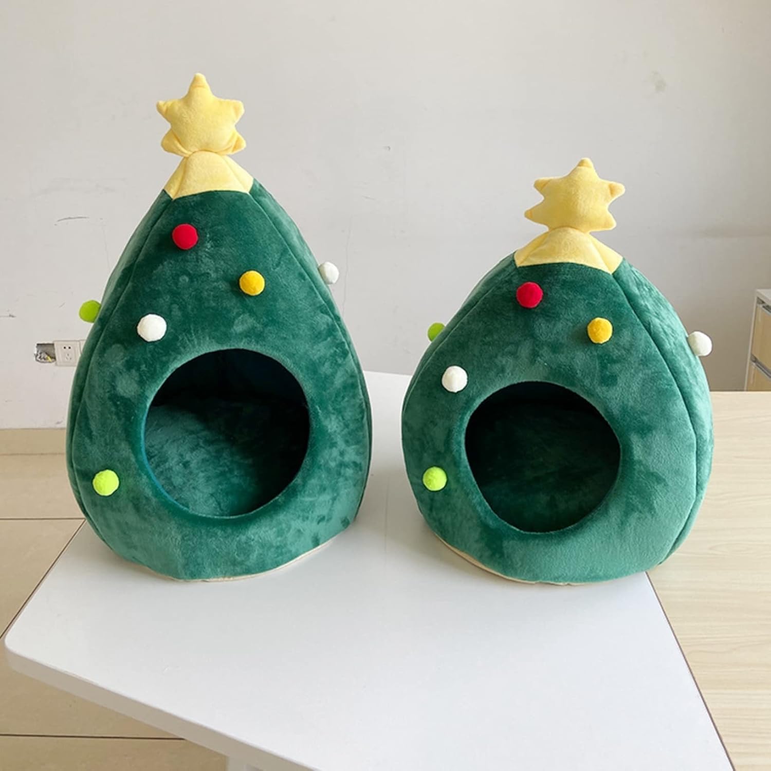 猫ハウス　ペットハウス　ドーム型　クリスマスプレゼント　犬ハウス　ペットベッド　可愛い　ツリー型　可愛い　ふわふわ　もこもこ　保温防寒　暖かい　秋冬　室内　快適　滑り止め　洗える　安眠　小型猫/犬用