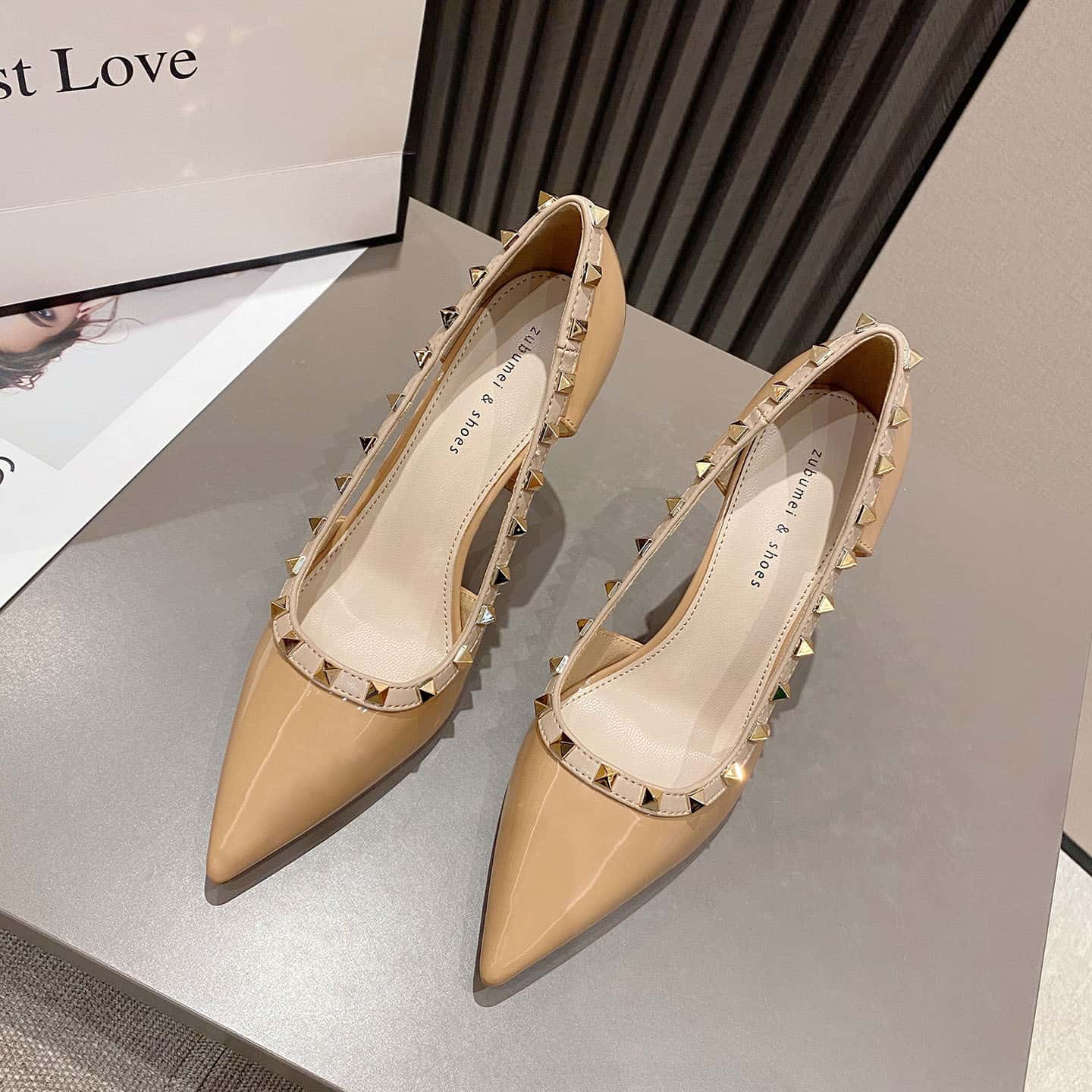 パンプス ポインテッドトゥ スタッズ 踵 ピン踵 エナメル 美脚 レディース 婚礼の儀 寄り合い 二次会 通い フォーマル 疲れにくい 一方ならずない かっこ良い 成年者 好いたらしいめ 走れる 杏 靴-レディース靴-パンプス