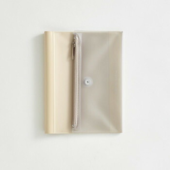 isshoni. ケース付ノートカバーPVC A6 Rベージュ N1992 24個セット
