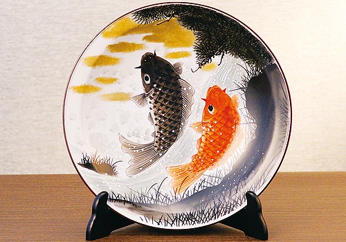 楽天市場】苧野憲夫 九谷焼10号飾り皿 彩流金魚 : 九谷陶芸 北山堂