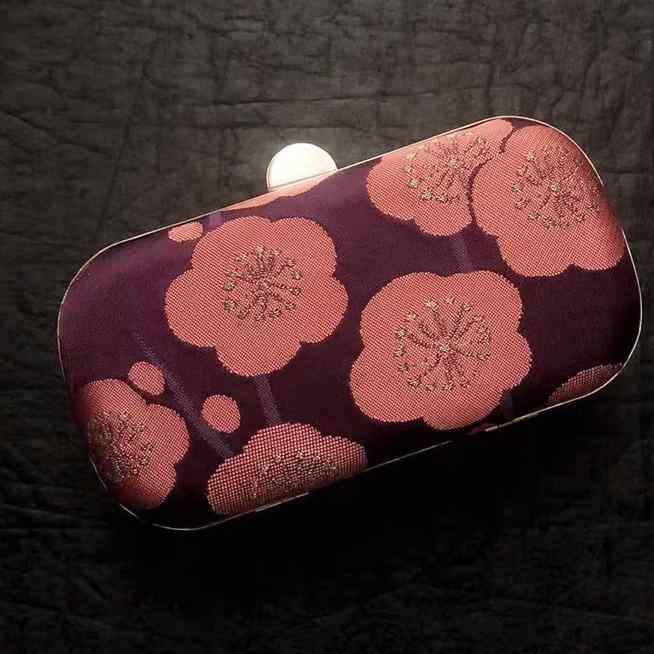 バック ミニ 収納 コンパクト クラッチ ハード ケース 紫 ピンク 梅の花 和風 イブニング パーティ エレガント シルク 絹 織り花 クラシック 伝統美 １９＊９．５＊５ｃｍ 華やか