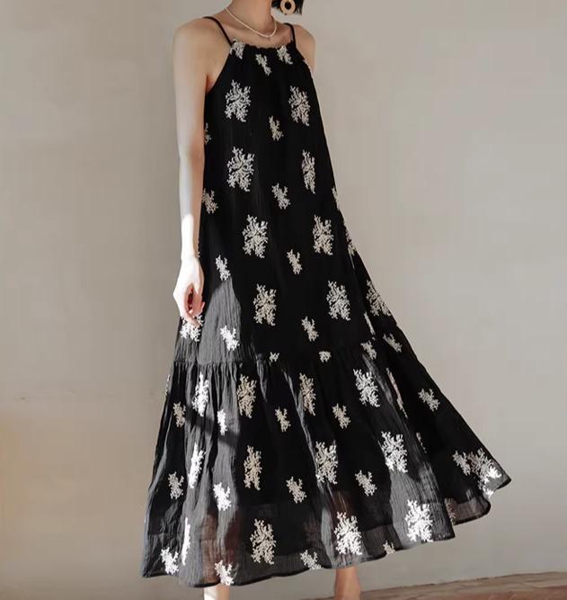 レディース サスペンダードレス ノースリーブ ホルダーネック ミディ丈 ロング ミモレ丈 黒 フローラル 白花柄 ネックプリーツ フレア 切替プリーツ ドレープ ロマンティック ナチュラル 軽量 リゾート｜ラ・グラーヌ
