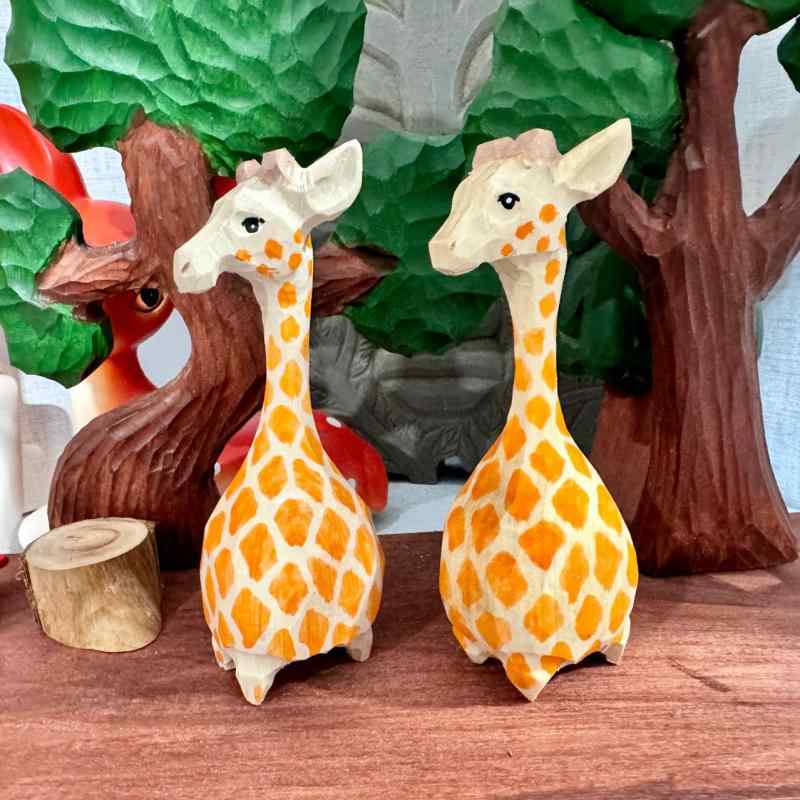 木彫り 置物 小物 キリン アニマル ユニーク かわいい 癒し 卓上 装飾 オーナメント インテリア シンプル モダン スカルプチャー アート ウッドクラフト コレクション ギフト
