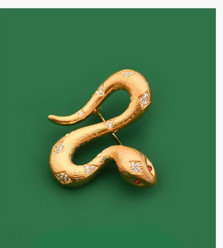巳年 ブローチ セレモニー レディース アクセサリー ジュエリータイプ ゴールド色 ヘビ 蛇モチーフ 細工 金メッキ キュービックジルコニア ラインストーン 人工宝石 アンティーク 中世風 高級感 フェミニン おしゃれ