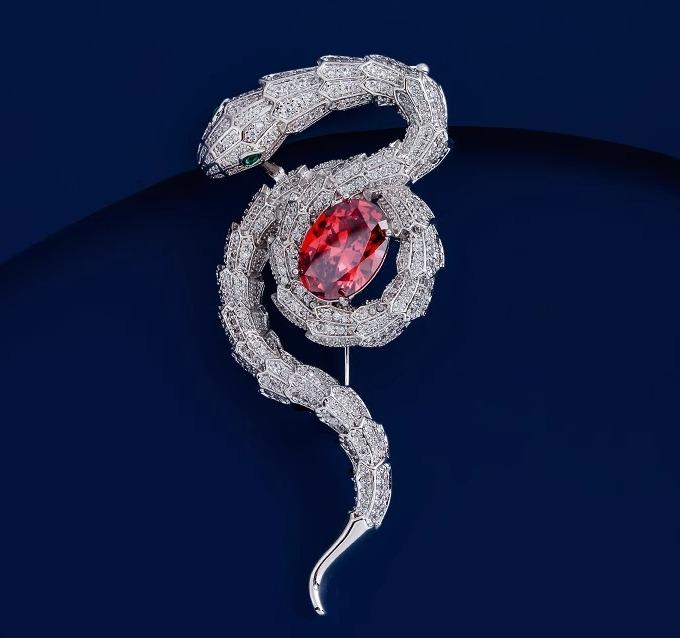 ブローチ 巳年 セレモニー ヘビ レディース アクセサリー コサージュ 蛇モチーフ 人工宝石 混合素材 蛇 スネーク プラチナレッド色 シルバー色 エレガント 個性的 ユニーク ラグジュアリー ギフト