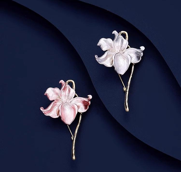 ブローチ セレモニー 卒業式 入学式 胸飾り レディース アクセサリー ミニ コサージュ 蓮 花 フローラル 薄ピンク 薄ブルー メタリック 合金 メッキ 精巧 高級感 ジュエリー風 光沢 華やか 上品 韓国スタイル エレガント ギフト