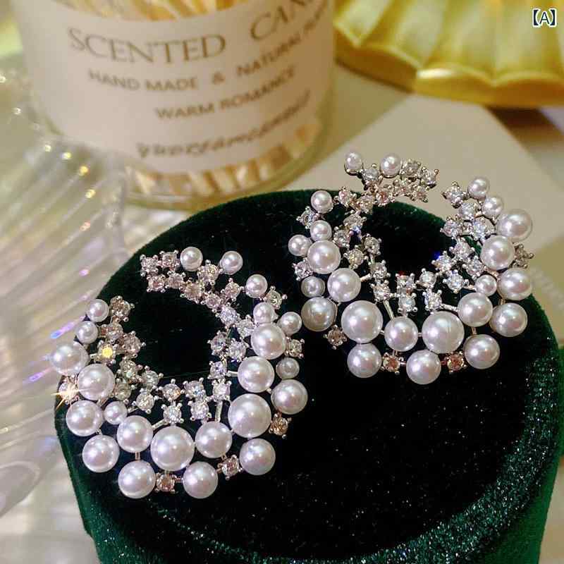 イヤリング ピアス パール ホワイト シルバー サークル ラインストーン 円 輝き 光沢 結婚式 パーティー 高級感 華やか エレガント フォーマル クラシック
