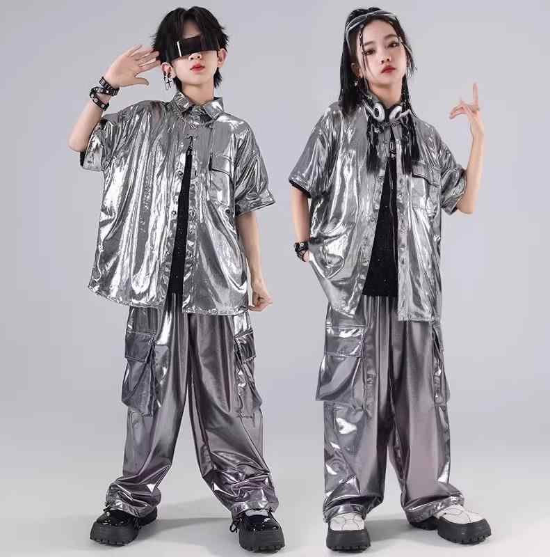 キッズ 子供服 ダンス 演奏 衣装 シルバー 光沢 メタリック メタル ロック パンク ドラム パフォーマンス ヒップホップ ストリート ジャズ 夏 コーデ 音楽 バンド