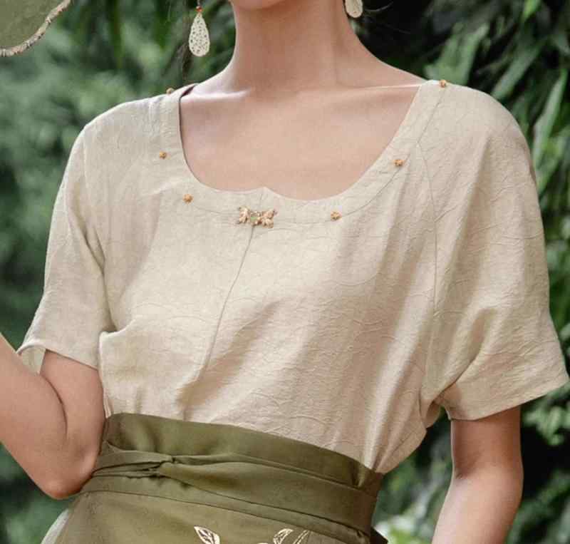 レディース トップス シャツ 半袖 中華スタイル チャイナ風 アイボリーベージュ 黒 ジャカード織 襟元 金ボタン装飾 バック シースルー エレガント 優雅 中華伝統美 デザイン性 おしゃれ モダン｜ラ・グラーヌ