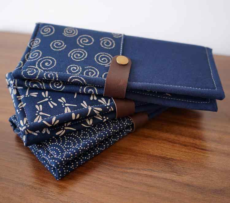 長財布 ロングウォレット カード入れ 布製 藍色 麻 刺繍 ボタン留め 渦巻き 波紋 トンボ 風 和風 伝統的 古典的