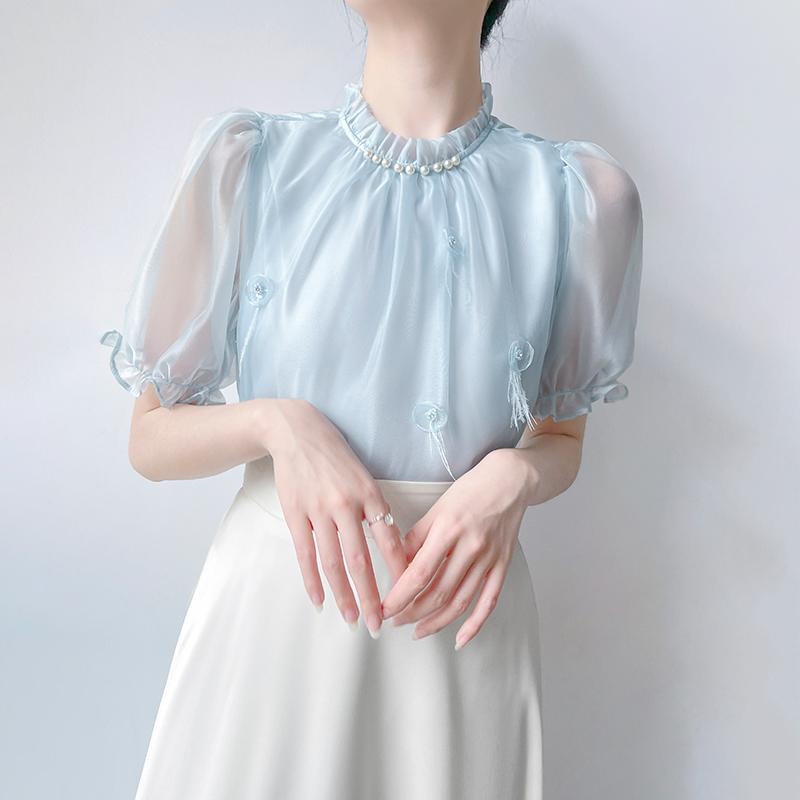 レディース フリル襟 半袖 ブラウス シフォン 上品 女性 春夏 トップス 通気性 透け感 裏地付き 上品 パール 立体装飾 大人かわいい シンプル シースルースリーブ｜ラ・グラーヌ