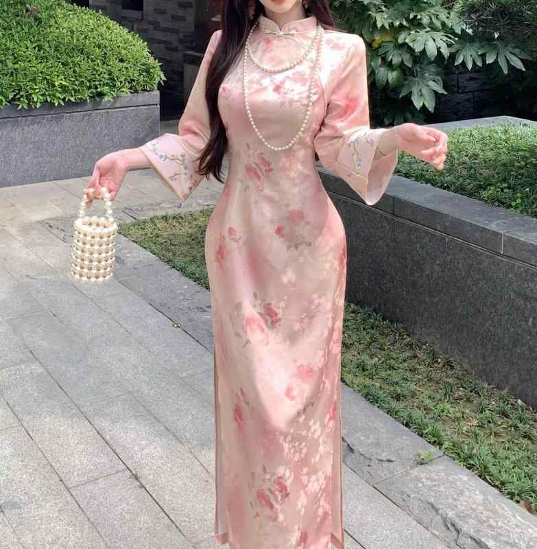 レディース チャイナドレス ロング シルキー ピンク 光沢 ジャカード 花柄 カラー刺繍 フローラル 長袖 袖口 ゆったり フレア袖 立ち襟 ハイスリット 上品 優雅 フェミニン｜ラ・グラーヌ