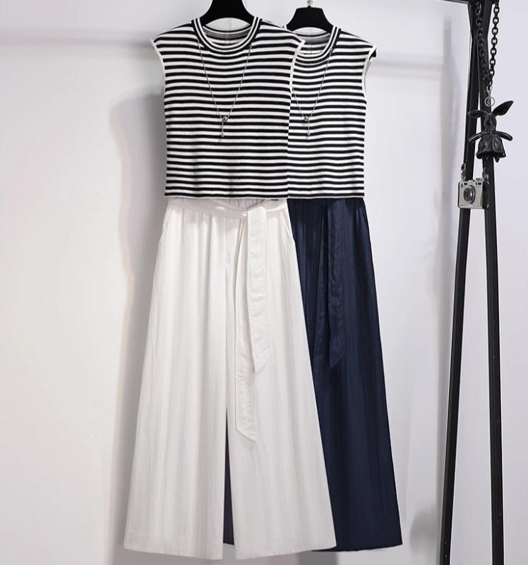 レディース パンツスーツ ノースリーブ ２点セット セットアップ 紺 白 ワイドレッグ Tシャツ ラウンドネック 横縞 黒白 ボータ柄 ストライプ ネックレス装飾 スタイリッシュ モダン エレガント｜ラ・グラーヌ