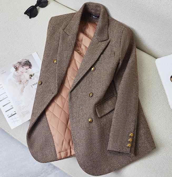 レディース ジャケット 上着 厚手裏地 ウール混紡 ブレザー 裏キルティング有無 グレー 茶 ツィード スーツカラー ダブルブレスト 金ボタン６つ 茶 グレー ドラッド 快適 フォーマル モダン 小さめ｜ラ・グラーヌ