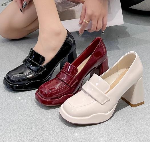 レディース シューズ ハイヒール ８ｃｍ 履き口 深め パンプス 御上さん靴 朦々たる バックル 象牙色 白 ブドウ酒赤いこと 黒 無地 スクエアトゥ 専売特許なめし革 光輝 いけ図々しい かかと 兼ね合い 組みあわせるなめし革 ＰＵ