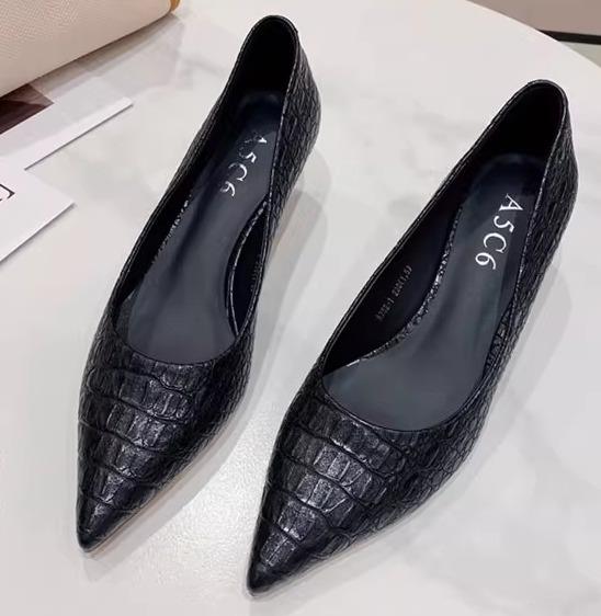 レディース シューズ 置き目踵 真っただ中踵 ４ｃｍ クロコダイル柄 パンプス 御上さん靴 ポインテッドトゥ つま先 尖がった 全能 韓国風 PU 組みあわせるなめし革 白 黒 無地 格好のいい 窈窕たる
