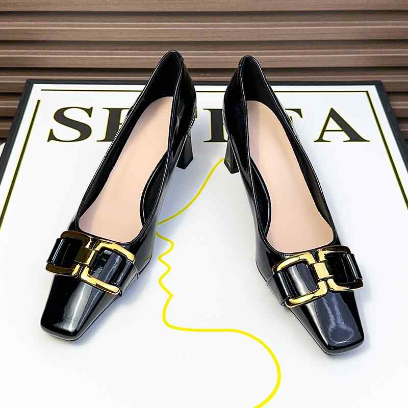 パンプス シープスキン フレンチ スクエアトゥ 厚底踵 黒いこと 専売特許なめし革 赤銅色 レディース 御上さん 細工物シューズ 真四角バックル 御膳上等感 晩さん会