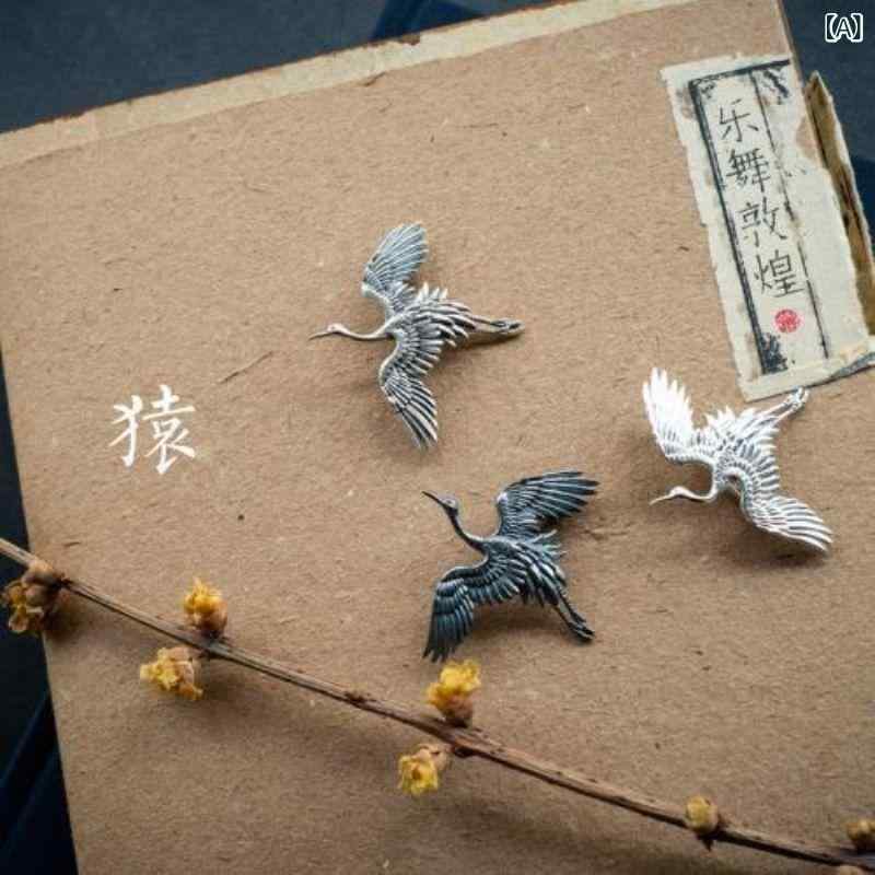 ブローチ レディース 鶴モチーフ 精巧な細工 フェイクパール 大人かわいい 上品 立体感 鳥モチーフ アクセサリー ファッション小物 シルバー アンティーク調 フォーマル カジュアル 2WAY ペンダントトップ