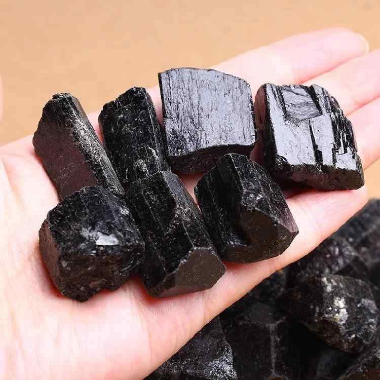 天然石 ブラックトルマリン 原石 石英 さざれ石石 手当て 斎戒もく浴 活動力 力強さ石ころ 五行石 ヒーリング 思いいれる 室内装飾 オブジェ