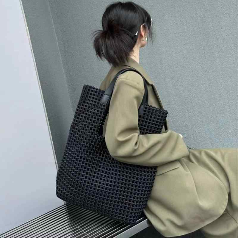 トートバッグ レディース 雅びやかな お手々お手伝いさん 編み込み 絹地繻子 風力タービン挙げ句の果て 透かし編み 個人的特徴的な青写真 大電気容量 車寄せ付き添い人 日常使い走り 春夏