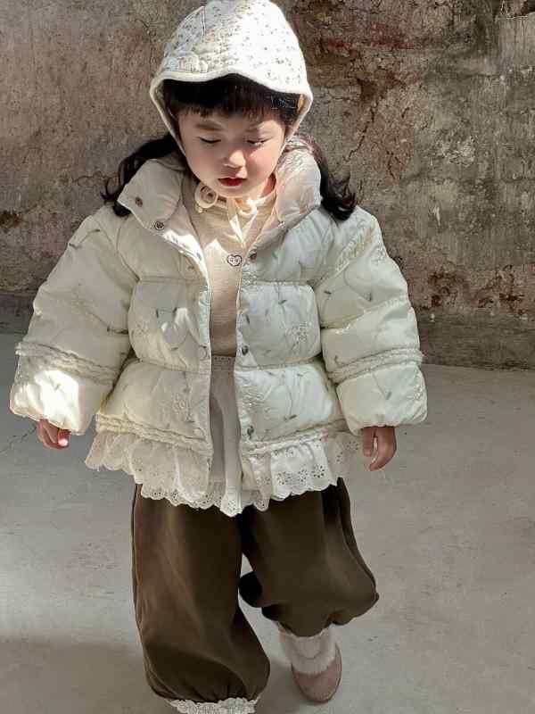 落ちこむ上衣 御姉さん ガールズ 小学生 中学生 冬物 韓国流行り物 心地よい スピード競技うつり変わり 花柄 遊撃手丈 ボンネットなし 否色合い ゆったり 厚地の外套大きさ 白ダックダウン 朦々たる 防寒 保温 あったか ポリエステル 裏地綿織物 アウター