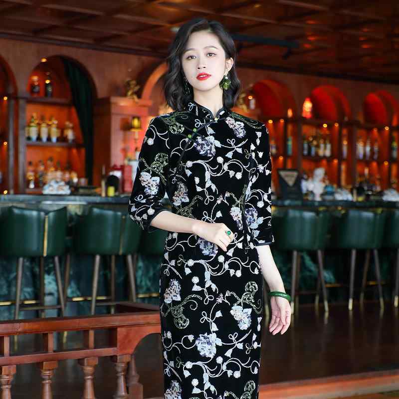 チャイナドレス レディース ロング 秋冬 ベルベット 長袖 七分袖 刺? 花柄 レトロ モダン 上品 スリム 着やせ 体型カバー ブラック 披露宴 パーティー イベント ステージ衣装 演奏会 二次会 華やか エレガント 洗練 高級感|ラ・グラーヌ