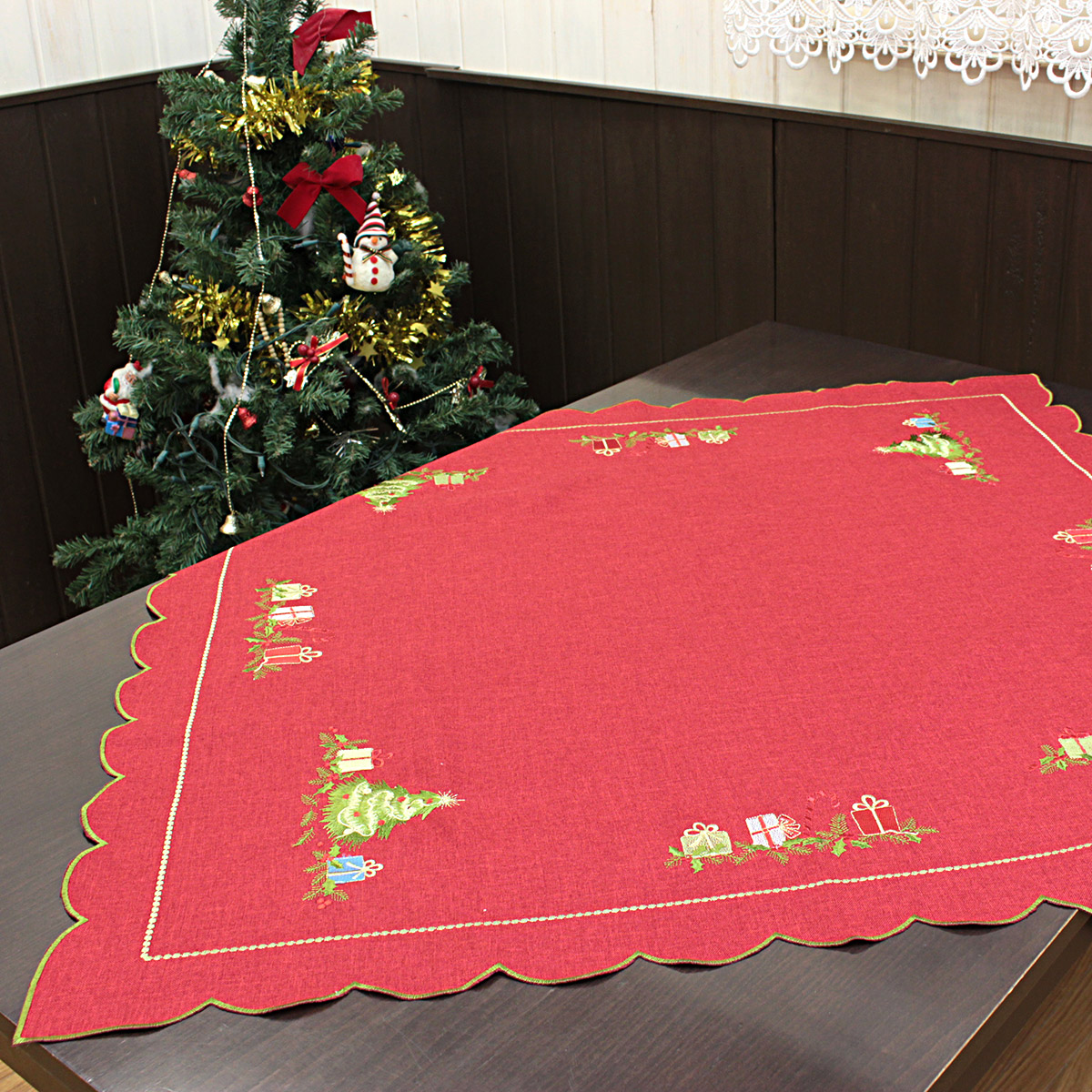 楽天市場 テーブルクロス 約85x85cm 正方形 クリスマス ツリー 刺繍 インテリア Christmas トップクロス ゆうパケット選択可 レッド グリーン Ami Brugge アミブルージュ